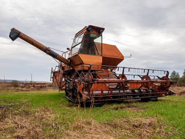 農業用収穫機は 農業作物の収穫時の労働生産性を向上させるために設計された農業機械である — ストック写真