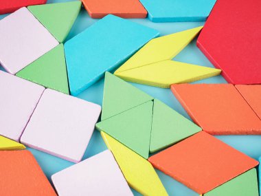 Ahşap yapıcı, farklı şekil ve yapılardan oluşan çok renkli bloklardan yapılmış, çocuklar için bir yapboz oyuncağı.