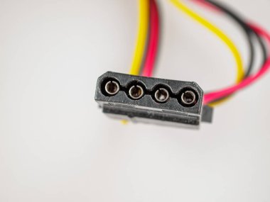 Tüm PATA sabit sürücüleri ve optik disk sürücüleri, çevresel ve kasa vantilatörleri, seçici odak, prize ve sokete 4-pin güç konnektörü