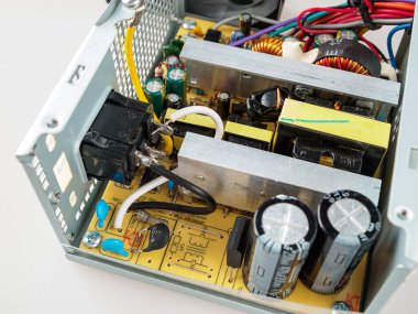 Dahili cihaz, bilgisayar gücü onarımı, sökülmüş PSU, kapasitörler, elektronik, seçici odaklanma
