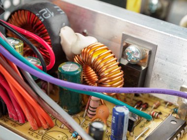 Onarım için parçalanmış bilgisayar güç kaynağı, PSU 'nun dahili aygıtı, kapasitörler, voltaj dengeleyicisi, frekans filtresi, verimlilik, yakın çekim.