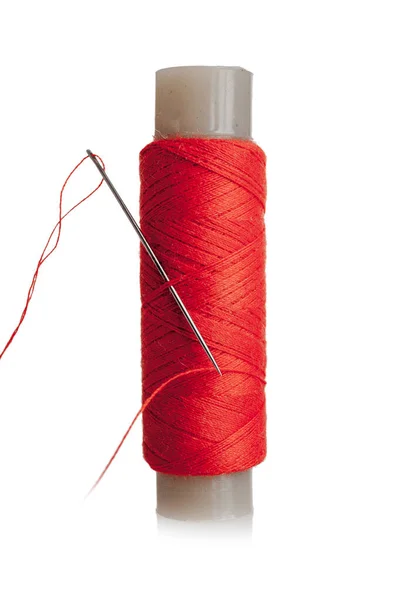 Красная Нитка Шитья Ремонта Одежды Катушка Хлопком Синтетические Нити Изолированные — стоковое фото