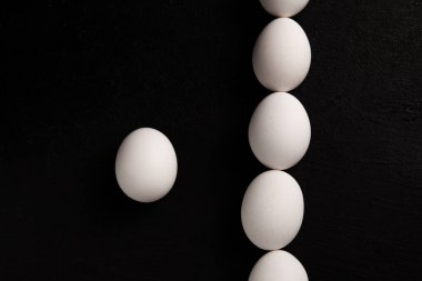 Siyah arka planda beyaz tavuk yumurtaları. Çiftlik ürünleri. Doğal yumurtalar. Tavuk yumurtaları masada.