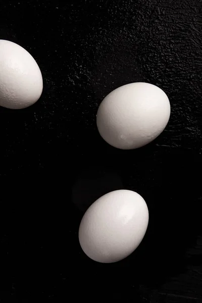 Siyah Arka Planda Beyaz Tavuk Yumurtaları Çiftlik Ürünleri Doğal Yumurtalar — Stok fotoğraf