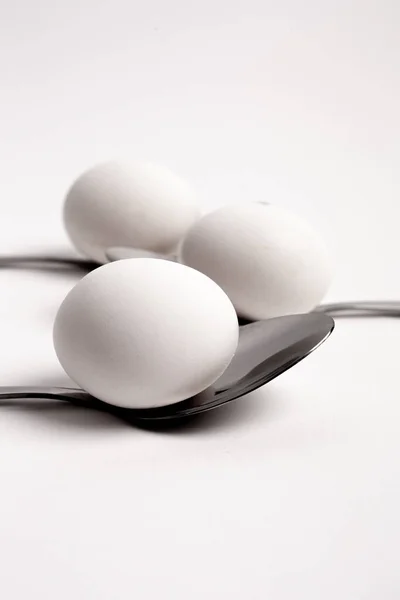 Куряче Яйце Металевих Виделках Ложки Ізольовані Білому Тлі Крупним Планом — стокове фото