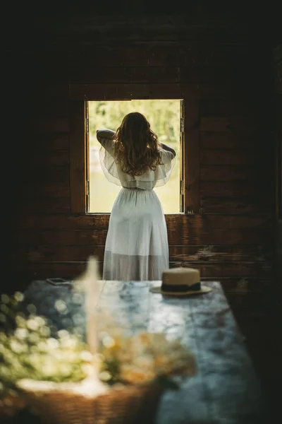 Lány egy ruhát az ablaknál — Stock Fotó
