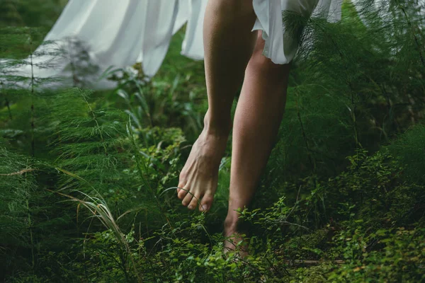 Menina descalça na floresta — Fotografia de Stock