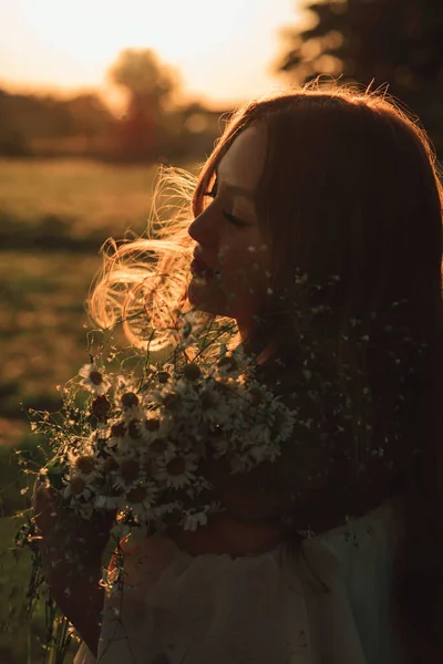 Lány virágok naplementekor — Stock Fotó