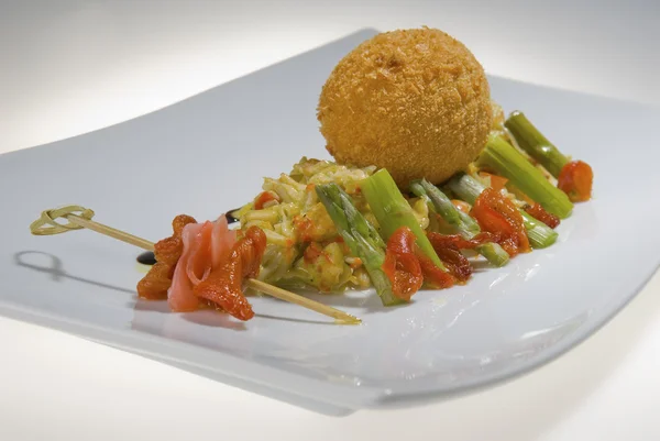 göğsü balık ve kuşkonmaz ile