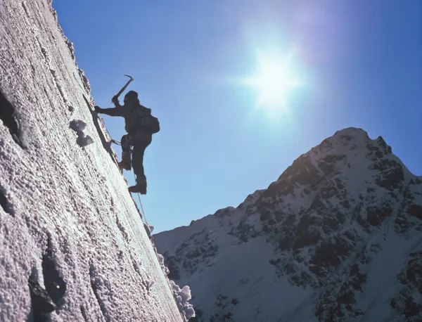 Escalador en la pendiente del hielo — Foto de Stock