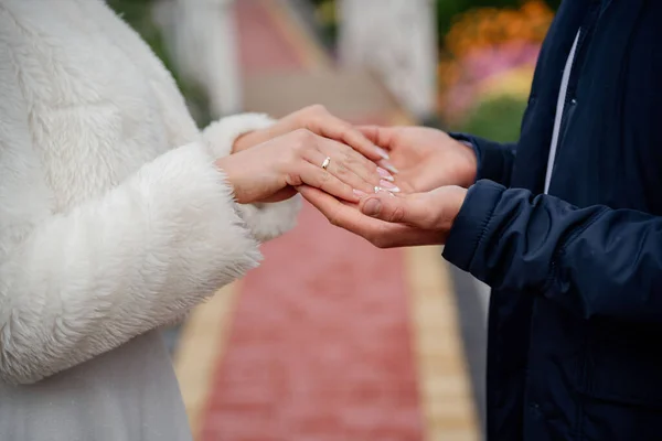 Mãos Noivas Com Anéis Casamento Ouro Fechar — Fotografia de Stock