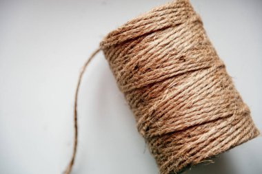 Kahverengi güçlü iplikler beyaz arkaplandaki doğal maddelerden.