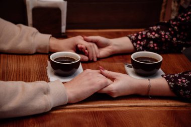  Altın yüzüklü gelinlerin elleri 