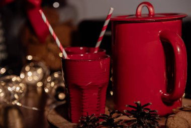 kırmızı çaydanlık ve bardaklar Noel tarzında