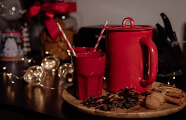 kırmızı çaydanlık ve bardaklar Noel tarzında