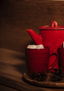 kırmızı çaydanlık ve bardaklar Noel tarzında