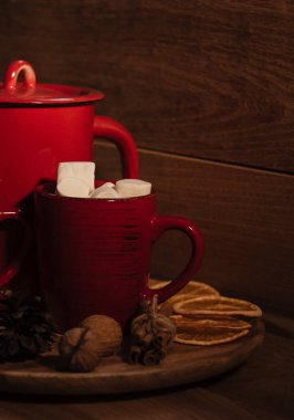 kırmızı çaydanlık ve bardaklar Noel tarzında