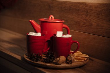 kırmızı çaydanlık ve bardaklar Noel tarzında
