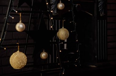 Noel süslemeleri altın ve siyah renklerle