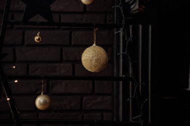 Noel süslemeleri altın ve siyah renklerle