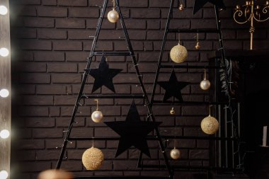 Noel süslemeleri altın ve siyah renklerle