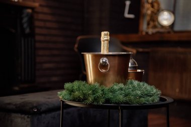 Yeni yıl mekanında bir kova buzun içinde bir şişe şampanya.