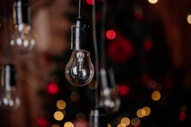 Noel ağacının ve çelenklerin arka planında ampuller 