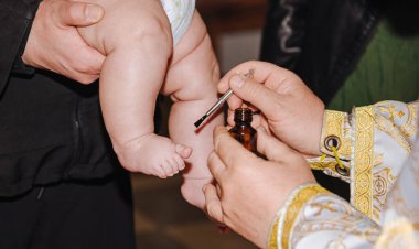 Çocuk ayağı kilisede.