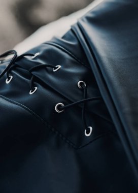 Bağcıklı siyah eko deriye yakın.