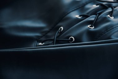 Bağcıklı siyah eko deriye yakın.