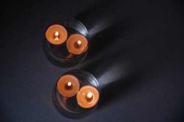 Mumları şamdanların içinde, suyun üzerinde yaktım.