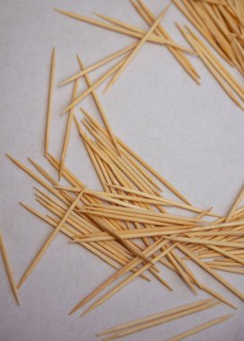 Beyaz arkaplanda tahta kürdanlar