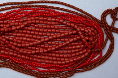  Beyaz arka planda kırmızı renkli Ukrayna etnik mücevherleri