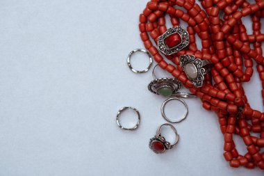  Beyaz arka planda kırmızı renkli Ukrayna etnik mücevherleri