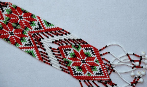  Beyaz arka planda kırmızı renkli Ukrayna etnik mücevherleri