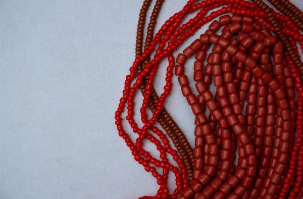 Bijoux Ethniques Ukrainiens Couleurs Rouges Sur Fond Blanc — Photo