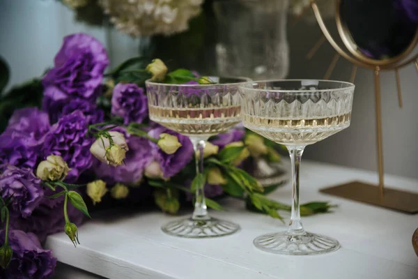 Two Glasses White Wine Table Flowers — Stock fotografie