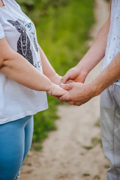 Händer Brudar Med Guld Vigselringar Närbild — Stockfoto