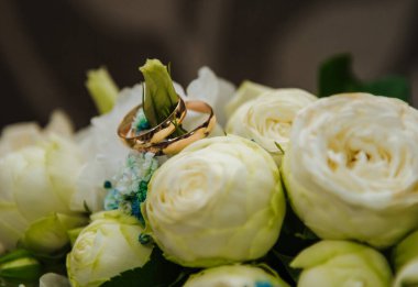  Gri arka planda pembe çiçekli alyanslar.