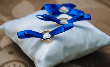  Gri arka planda pembe çiçekli alyanslar.