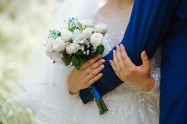  Gelinlerin elleri ve altın alyanslar 