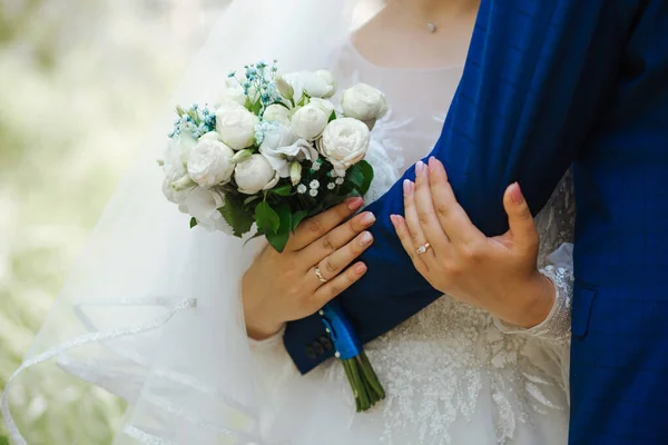 Mãos Noivas Com Anéis Casamento Ouro Fechar — Fotografia de Stock