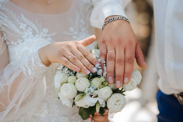 Arany Jegygyűrűs Menyasszonyok Kezei Közelednek — Stock Fotó