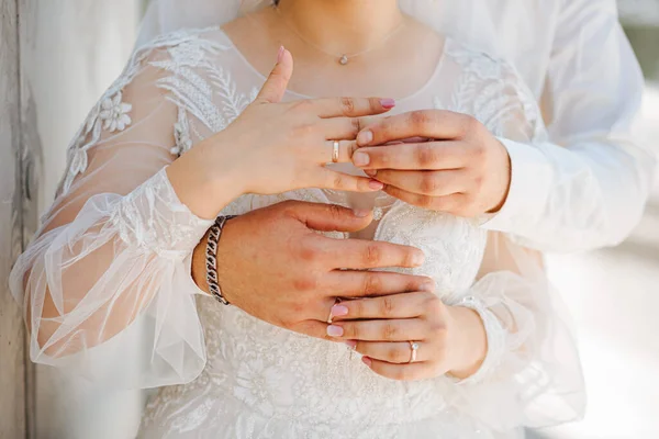 Die Hände Der Bräute Mit Goldenen Eheringen Aus Nächster Nähe — Stockfoto