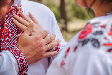  Gelinlerin elleri ve altın alyanslar 