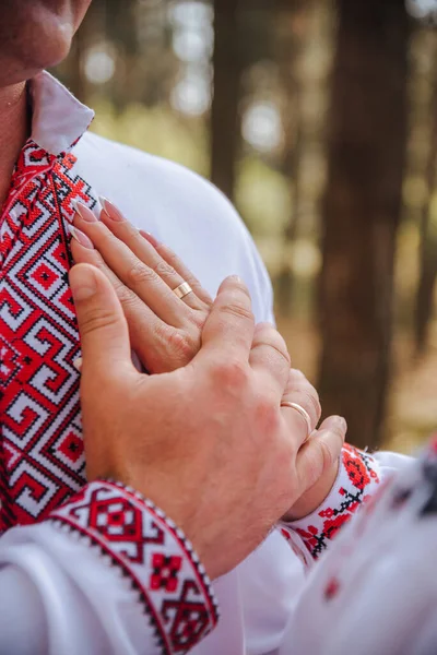 Mãos Noivas Com Anéis Casamento Ouro Fechar — Fotografia de Stock