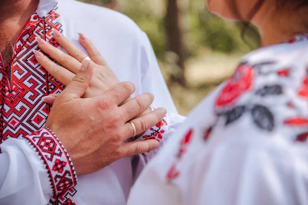 Die Hände Der Bräute Mit Goldenen Eheringen Aus Nächster Nähe — Stockfoto