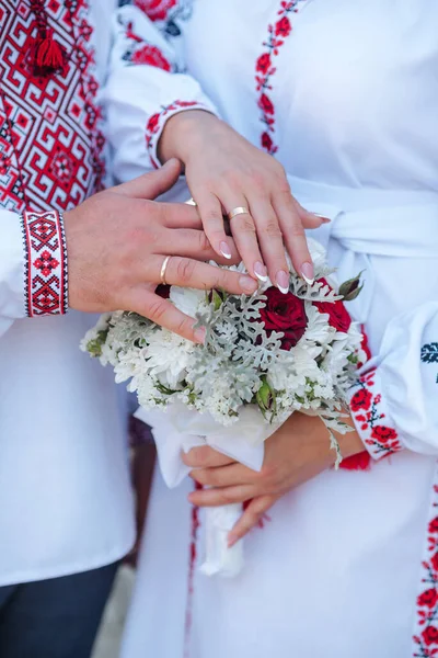 Las Manos Las Novias Con Los Anillos Boda Oro Acercan — Foto de Stock