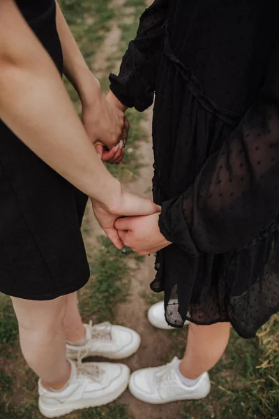 Duas Meninas Estão Mãos Dadas — Fotografia de Stock
