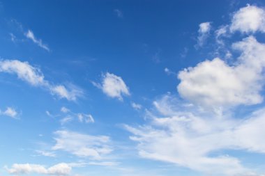Mavi gökyüzündeki bulutlar